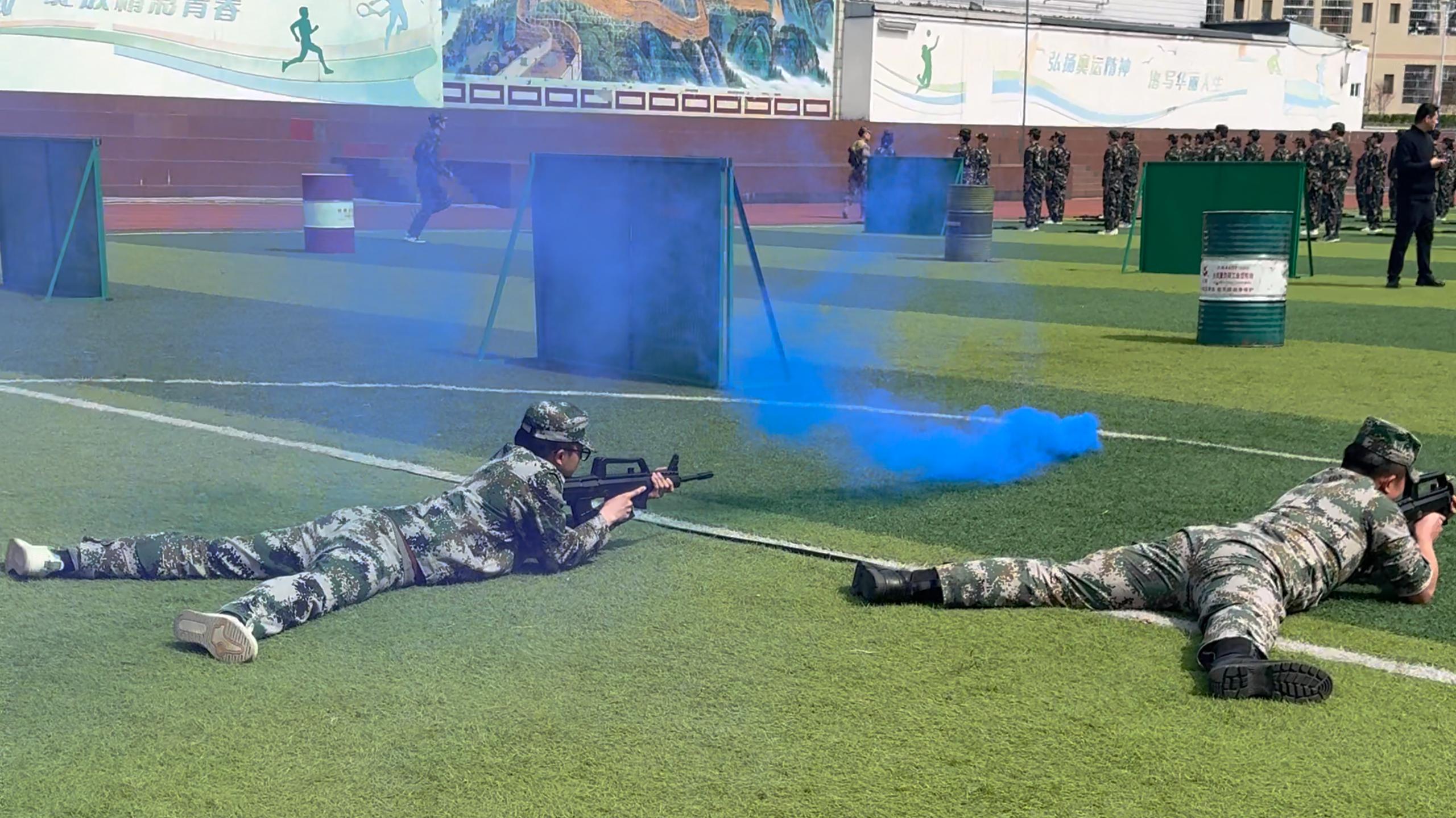 該校國防教育訓練之臥姿持槍訓練。重慶華繡中等專業學校供圖