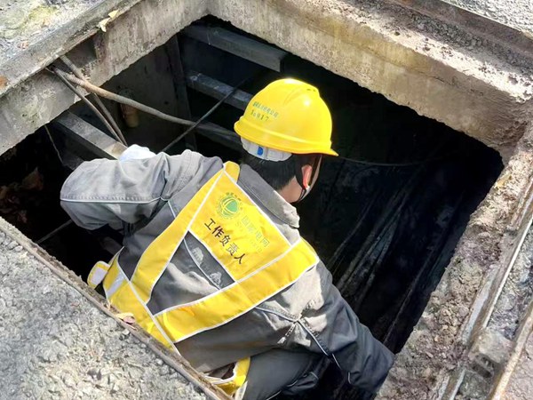 電力人員在公用管溝里勘查。國網重慶永川供電公司供圖