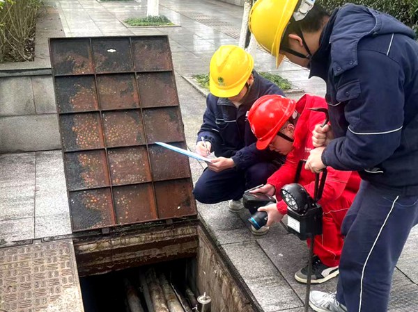 聯合工作組利用儀器測試公用管溝運行情況。國網重慶永川供電公司供圖