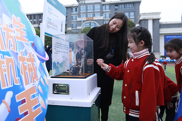 學生感受科技館的科普大篷車。唐文蕤攝