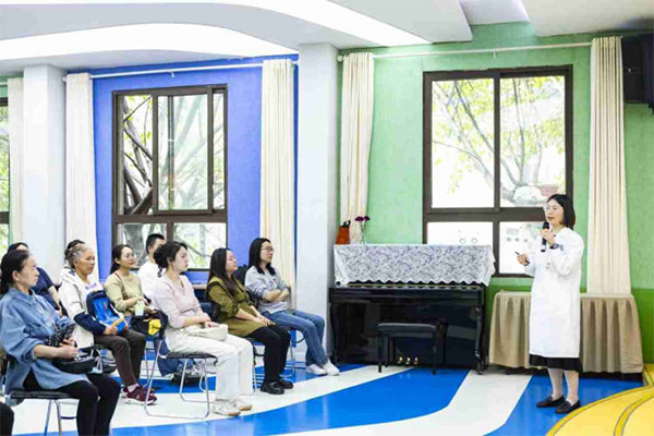 馮勝輝開展近視防控科普講座。重慶南坪愛爾眼科醫院供圖