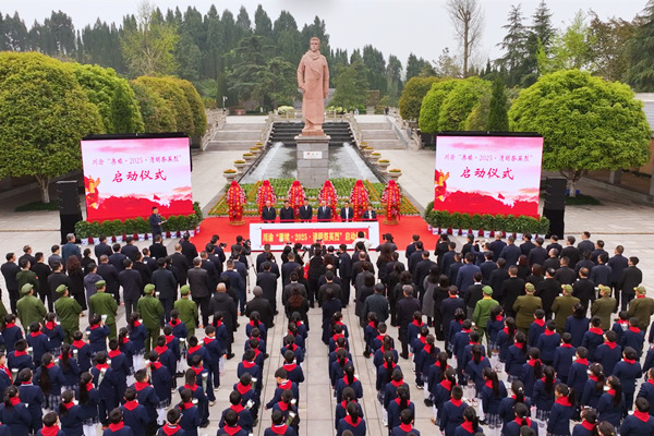 川渝“賡續·2025·清明祭英烈”啟動儀式暨楊闇公烈士陵園敬獻花籃儀式舉行。潼南區委宣傳部供圖