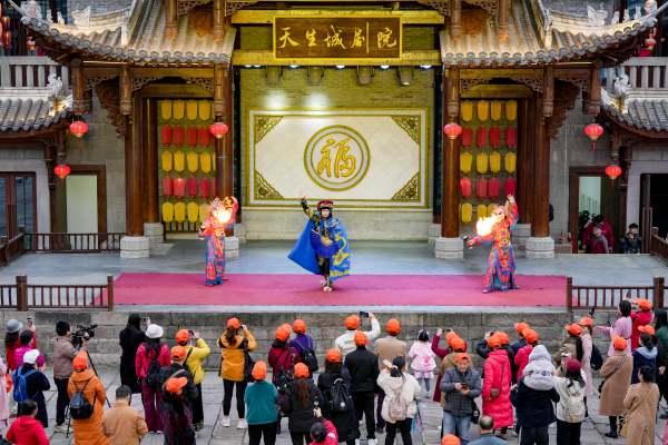 萬州天生城文旅街區，游客觀看川劇變臉。黃建樺攝