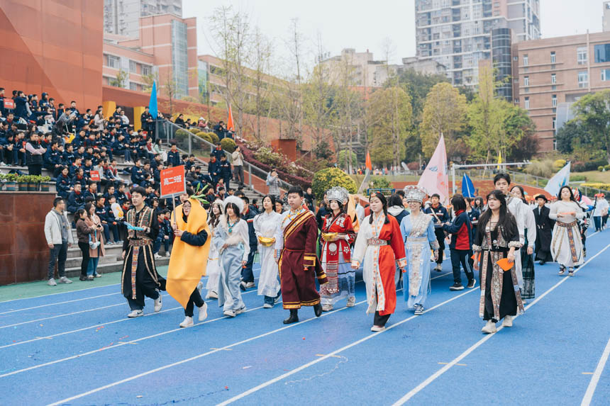 民族服飾展示。育才中學供圖