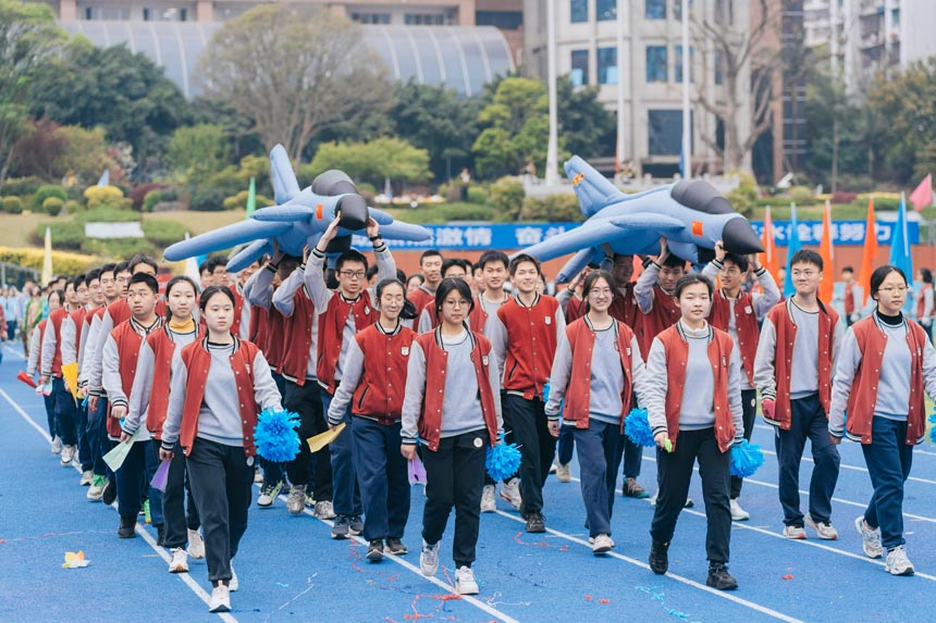 托舉航天夢。育才中學供圖