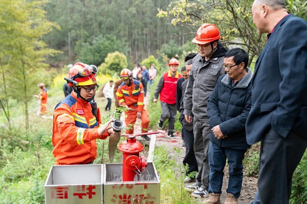 消防員介紹相關防山火知識。國網永川供電公司供圖