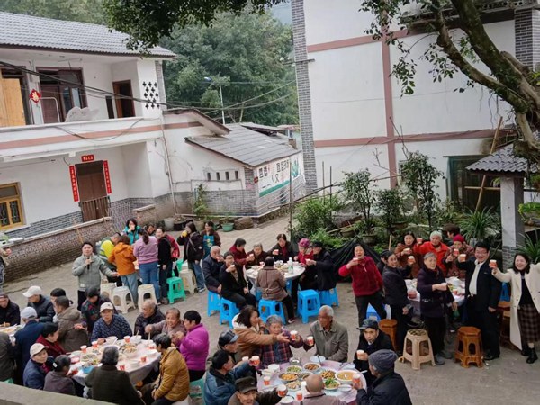 新老村民一桌飯。西南大學鄉村振興戰略研究院供圖