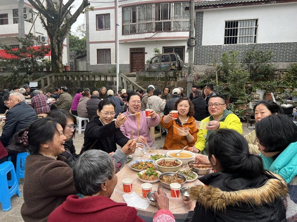 新老村民快樂吃席。西南大學鄉村振興戰略研究院供圖