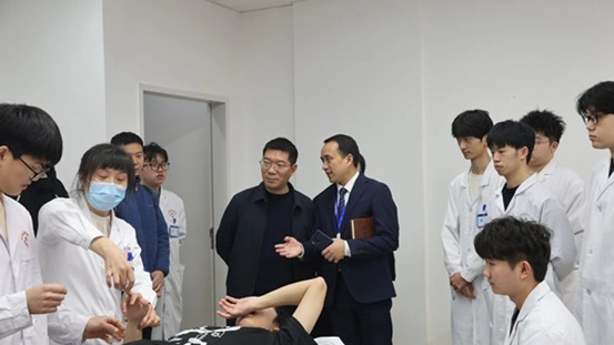 參觀中。重慶西區醫院供圖