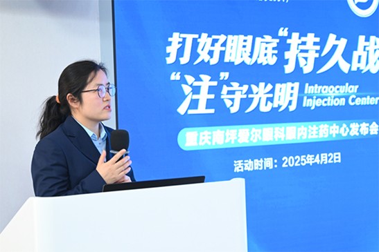 袁詩曼為患者科普眼底病知識。重慶南坪愛爾眼科醫院供圖