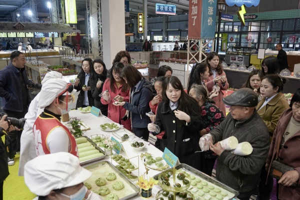 游客品嘗“百變青團” 產品。景區供圖