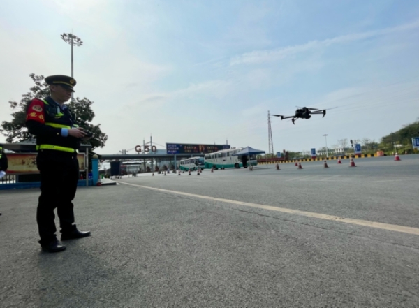 執法人員借助無人機開展安全巡查。重慶市交通運輸執法總隊供圖