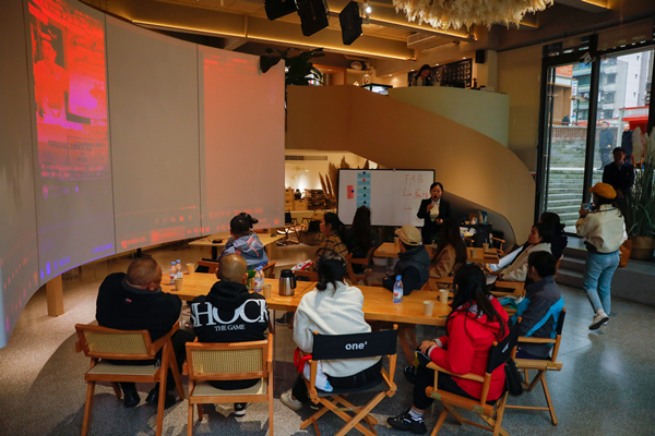 “三師學堂”走進民主村社區。九龍坡區社區教育學院供圖