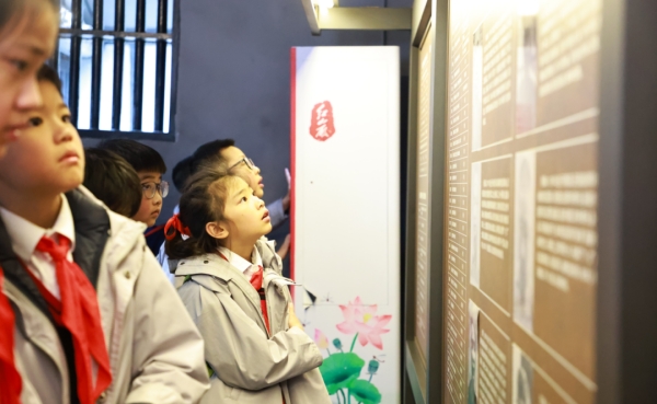 重慶謝家灣學校五年級全體師生走進歌樂山烈士陵園。重慶謝家灣學校供圖