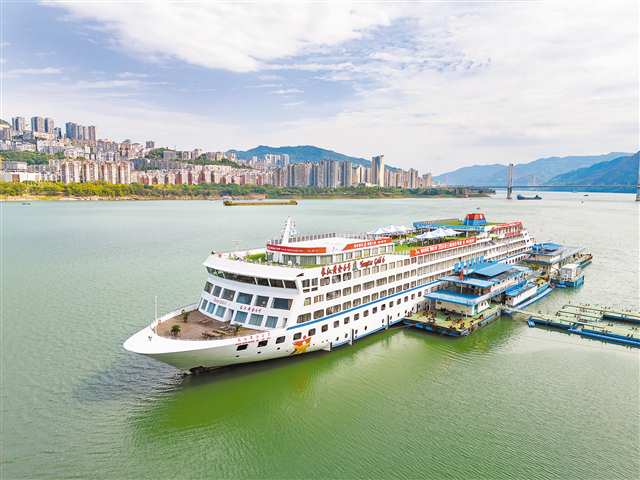 一艘三峽游輪?？吭谠脐柨h。（攝于二○二四年十月十九日）記者 李雨恒 攝\視覺重慶