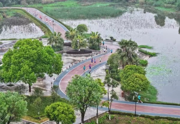 賽段緊貼龍水湖岸線。大足區委宣傳部供圖