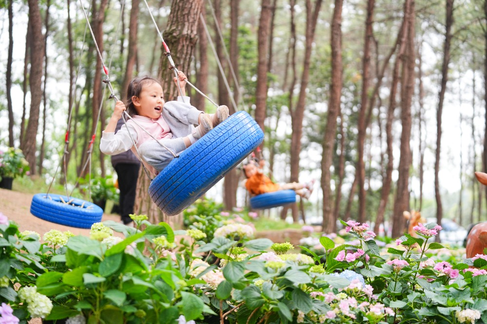 4月6日，北碚區復興街道漫花山田農業公園，孩子們在體驗游樂項目。特約攝影 秦廷富