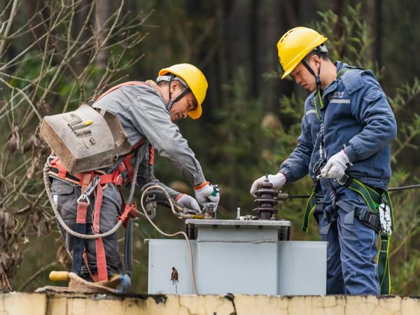 電力員工互換安裝農網變壓器。國網重慶永川供電公司供圖