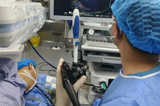 張宇帶領團隊手術中。重慶西區醫院供圖