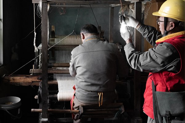 為客家博物館夏布制作室檢修照明設備。國網永川供電公司供圖