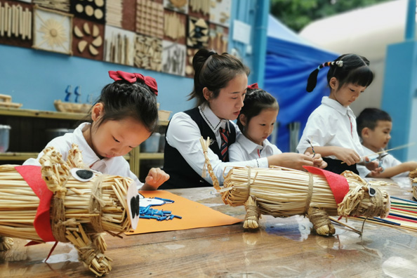 制作非遺麥草藝畫。大渡口幼兒園供圖