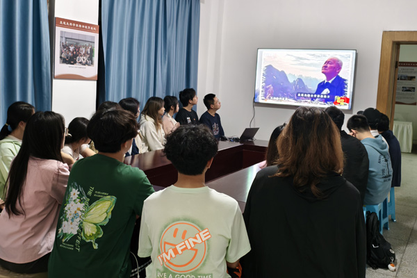 學生觀看2024年“讀懂中國”優秀作品展播。西南大學供圖