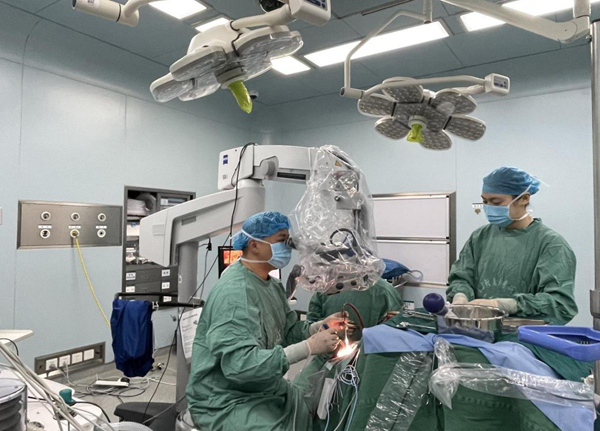 醫生為小林執行腦腫瘤切除手術。重醫附屬大學城醫院供圖