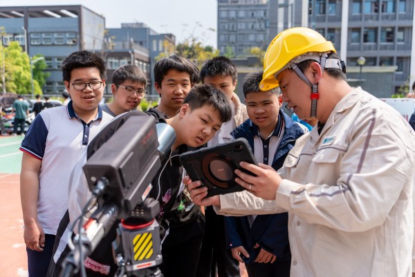 工作人員展示“黑科技”。簡易攝