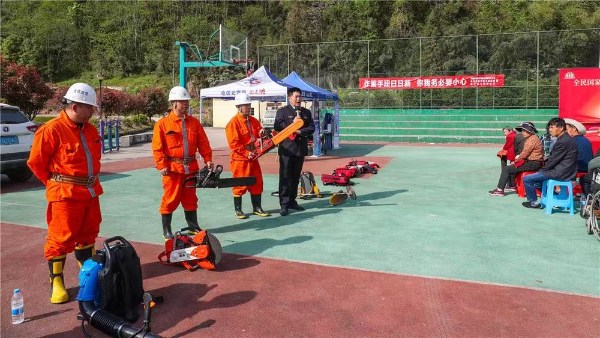 工作人員為群眾講解消防用具的種類和使用方法。周光輝攝