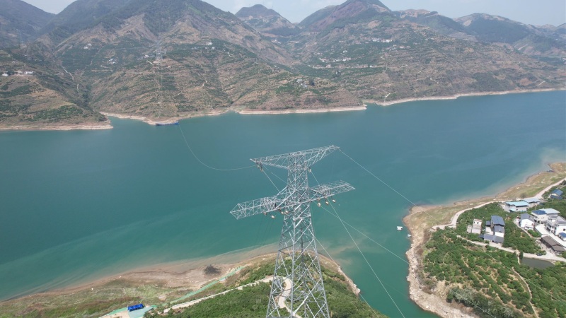 寧夏至湖南±800千伏特高壓直流輸電工程（重慶段）利用船舶渡繩過江。楊崳杰攝