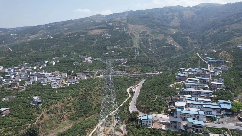 寧夏至湖南±800千伏特高壓直流輸電工程（重慶段）跨長江放線，N3401～N3404張力場牽線段。楊崳杰攝