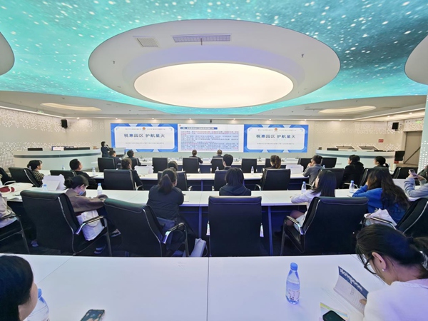 4月9日，豐都縣稅務局聯合縣工業園區管委會開展“稅惠園區·護航星火”政策宣講活動，送上《企業合規經營指引》。張凌云攝