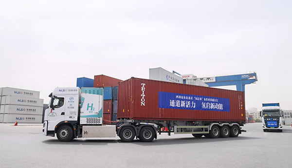 活動現場，10輛氫能重卡從陸海新通道重慶無水港出發。曾英豪攝