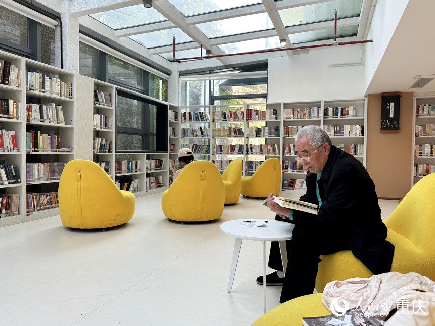 居民在新投用的豐都圖書館看書。人民網記者 劉政寧攝