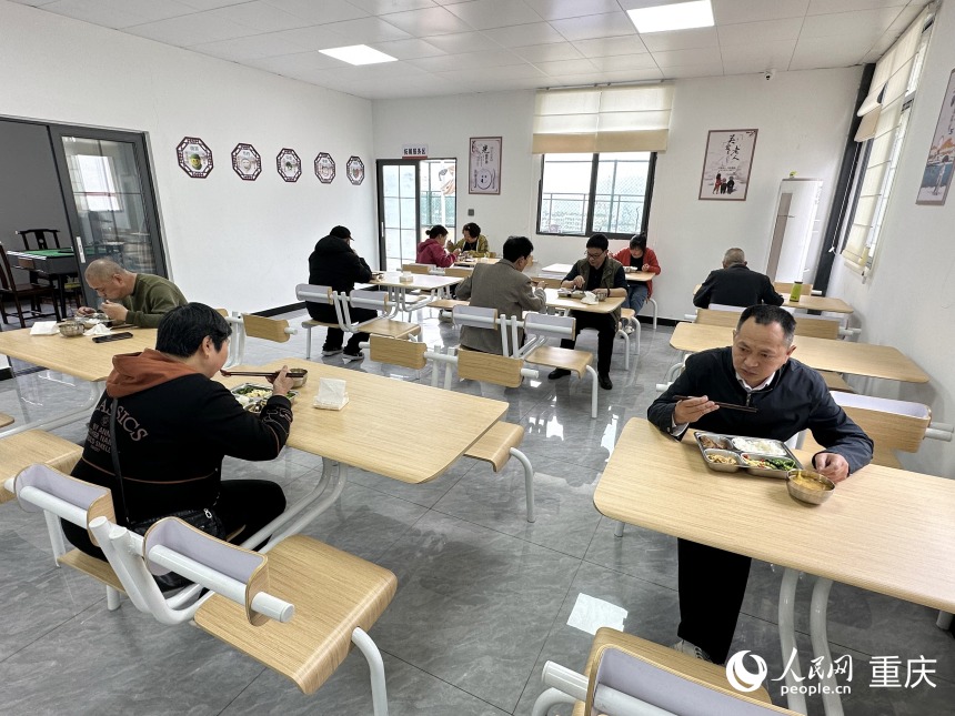 居民在老年愛心食堂用餐。人民網記者 劉政寧攝