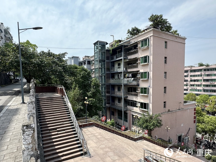 望江小區加裝電梯的居民樓。人民網記者 劉政寧攝