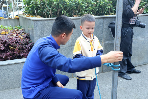 學習打繩結。北晨鳳瀾幼兒園供圖