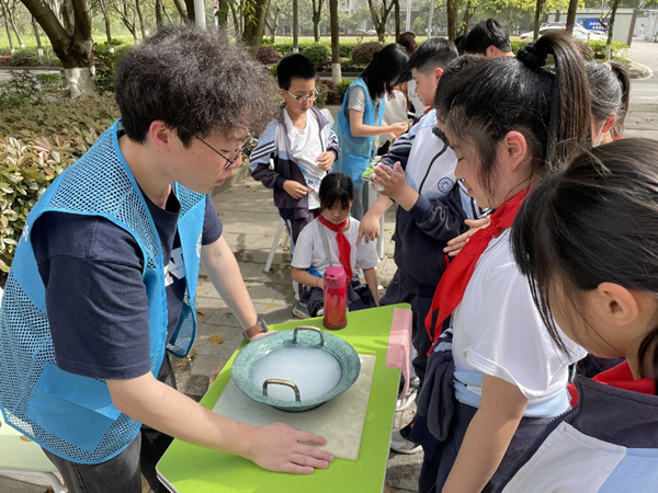 學生們在實驗樓外體驗趣味實驗。重慶師范大學供圖