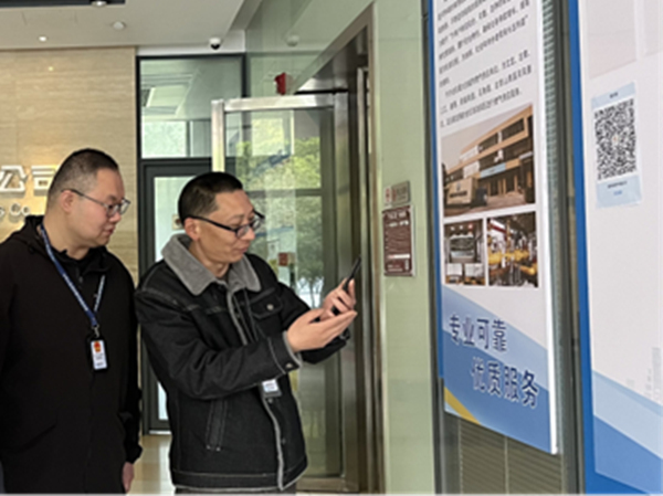 執法人員“掃碼入企”開展行政執法。羅星月 攝