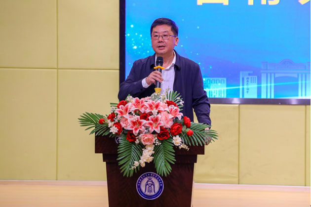 西南大學副校長鄒芙都致辭。西大附中榮昌實驗學校供圖