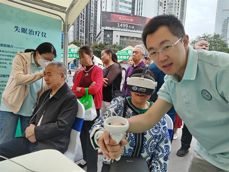 健康集市現場，醫生正在為前來參加活動的市民義診。