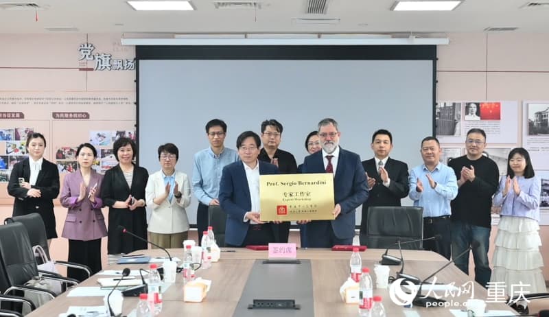 重慶市人民醫院醫學檢驗科客座教授簽約儀式舉行。鄒樂攝