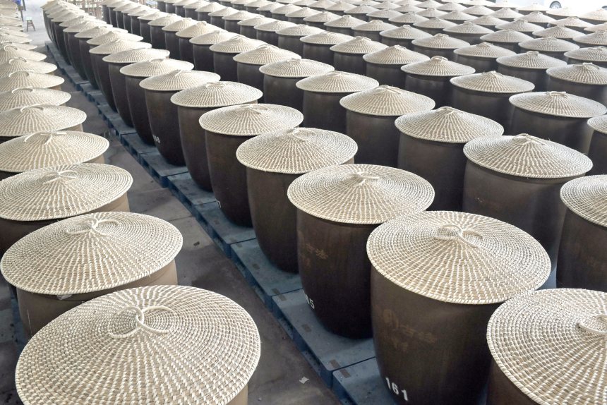 古法腌制榨菜區域，一個個陶壇引人注目。蔣海濤攝