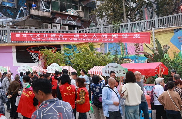 健康夜市吸引眾多群眾。曾英豪攝