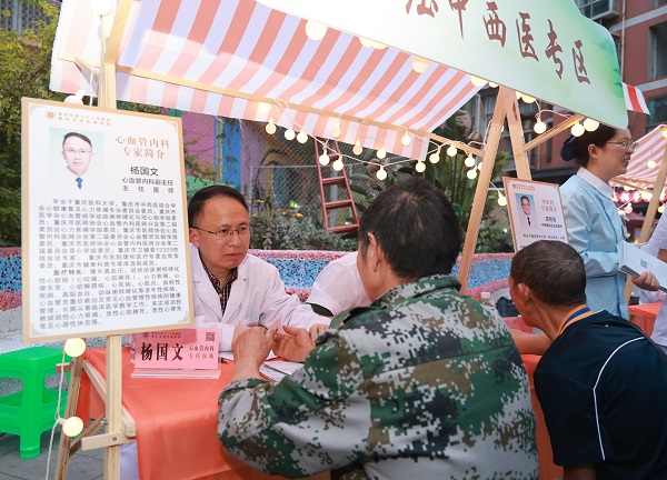 專家醫師為群眾答疑。曾英豪攝