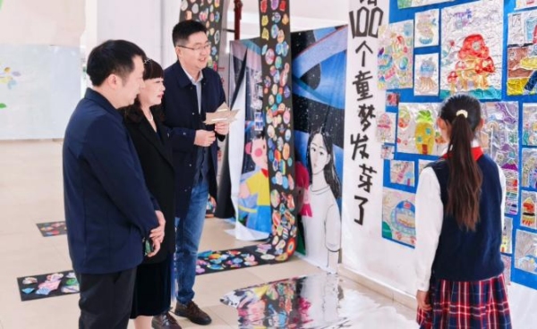 學生為參觀者講解作品內涵。重慶科學城樹人思賢小學校供圖