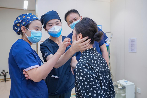 實操演示現場。重慶星榮整形外科醫院供圖