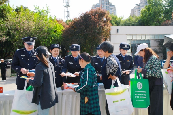 向市民宣傳國家安全知識。孫玉潔攝