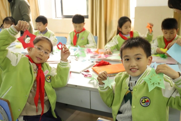 孩子們化身“剪紙小匠人”。大渡口區鈺鑫小學校供圖