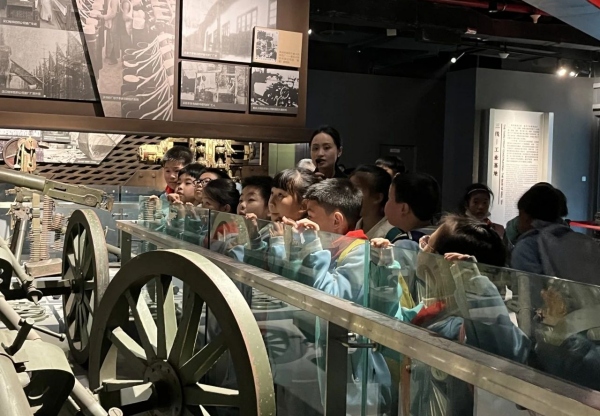 四年級學生走進重慶工業博物館。大渡口區鈺鑫小學校供圖